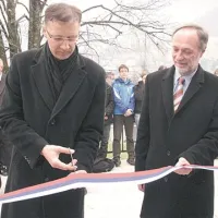 Trak pred novo kuhinjo sta prerezala minister in ravnatelj gimnazije
