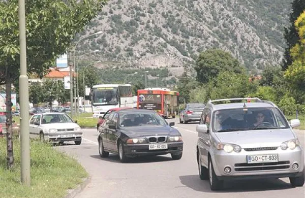 Vojkova cesta se duši v prometu. 