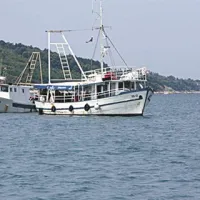 Hrvaški ribiči so nezadovoljni zaradi nenadzorovanega ribolova italijanskih ribičev v hrvaški ekološko-ribolovni coni.