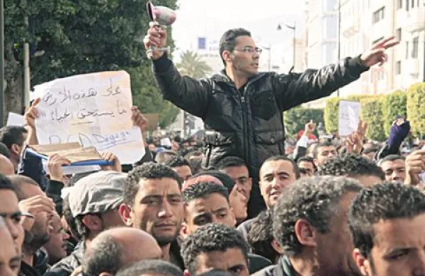 V Tuniziji so oblasti aretirale 33 sorodnikov nekdanjega predsednika Zina El Abidina Ben Alija. Medtem so se tudi včeraj nadaljevali protesti, pri čemer so ljudje zahtevali, da iz nove vlade odidejo ministri, povezani z nekdanjim predsednikom.   