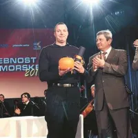 Drinovčevo skulpturo sta Petru Ventinu izročila direktor regionalnega RTV Centra Dragomir Mikelič in direktorica Primorskih novic Suzana Zornada Vrabec.