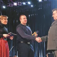 Gasilca Peter in Hinko z nasmejano voditeljico in scenaristko prireditve Natašo Benčič