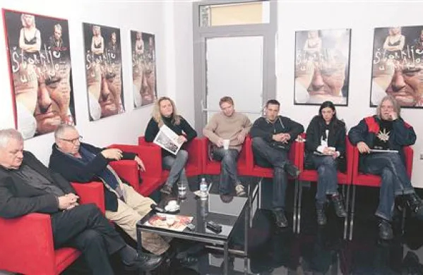 Na tiskovni konferenci v sredo v koprskem gledališču (z leve): Evgen Car, Dušan Jovanović, Katja Pegan, Rok Matek, Matjaž Briški, Ajda Toman in Igor Leonardi 