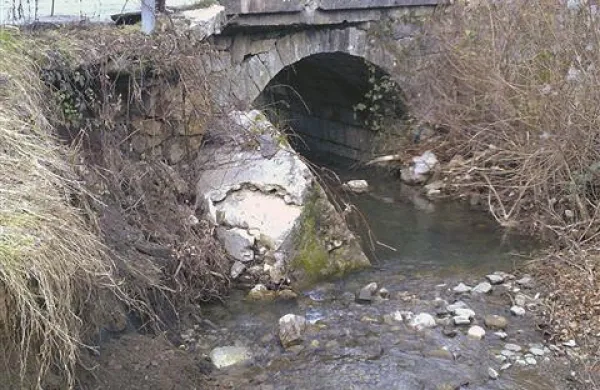 Cestišče ob mostu na cesti proti Podgradu pri Vremah je ob septembrskih nalivih spodjedla voda. Popravili ga bodo takoj, ko bodo temperature dovolj visoke, pravijo v divaški občini. 