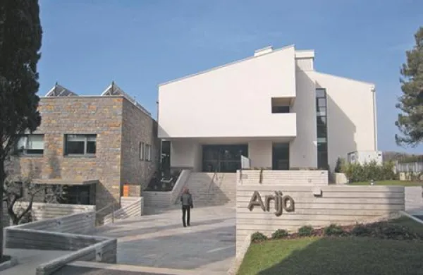 V Rdečem križu Slovenije zanikajo  nepravilnosti v zvezi z gradnjo hotela Arija.