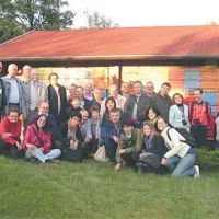 Čebelarji in udeleženci lanskega svetovnega kongresa Apimedica, ki ga je gostila  Čebelarska zveza Slovenije, na ekskurziji na Krasu