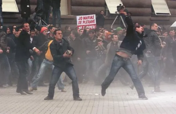 Po uradnih navedbah je bilo ranjenih 70 policistov in okoli deset protestnikov, poroča nemška tiskovna agencija dpa.