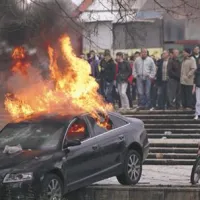 Po kakih treh urah nasilja je policiji in vojakom uspelo prevzeti nadzor nad središčem Tirane.