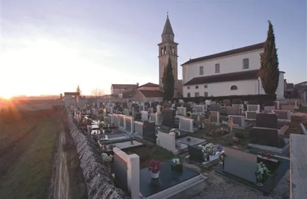 V času Jureta Granda se je tudi v  cerkvi v Kringi dogajalo marsikaj zanimivega, poroča Valvasor. “V tej cerkvi so večkrat videvali ponočno procesijo; prisostvovalo ji je veliko ljudi v belih oblekah in s prižganimi svečami.” Kot zanimivost pa navade tudi to, da v cerkvi ni nobenega pajka ali pajčevine.   