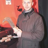 Mladen Rajko s “kosiričem”, s kakršnim so obglavili Jureta Granda, zadnjega s tem priimkom v Kringi. Priimek še živi v Umagu in Pulju, pravi Rajko. Je pa v Kringi še vedno mogoče najti šest priimkov mož, ki so se leta 1672 borili z Juretom.