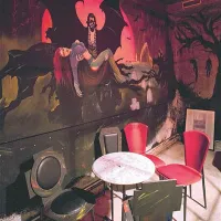 Pred nekaj leti so v Kringi odprli lokal Vampire s temnimi poslikanimi stenami, česnom nad vrati in vampirsko literaturo, razstavljeno v omari, ki ima obliko krste. Njegov lastnik se piše Hrvatin, enako kot eden od mož, ki je napadel Jureta Grando v njegovem grobu