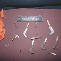 V hrvaški Istri je ostalo le še šest obrtnikov, ki še izdelujejo kosirje, pravi Mladen Rajko. Izdelke vseh šestih so razstavili v muzejčku v Kringi. 