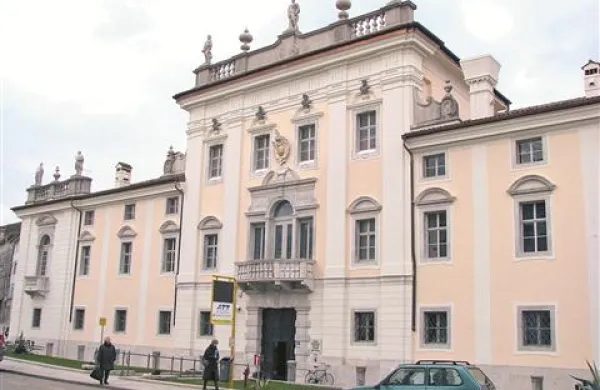 Tudi zunanjost ene najpomembnejših stavb na Goriškem je popolnoma obnovljena.