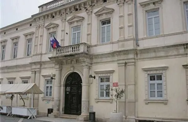 Zaradi močne burje naj bi v stavbi piranskega sodišča na Tartinijevem trgu odpadel del stropa. Foto: Lea Kalc Furlanič