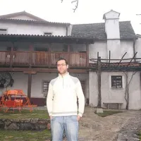 Mladinski hotel Pliskovica (na fotografiji je samo ena od stavb, stara kar 400 let) ima   35 postelj in deset dodatnih ležišč,  skupne kopalnice in na dvorišču možnost kampiranja za  20 oseb,  lastno čistilno napravo, kolesarnico z množico koles za izposojo, prostor za druženje in letno kuhinjo