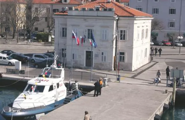 V prihodnosti bodo zaradi poplavne varnosti obalni zid v mandraču dvignili in takrat se bo Luška kapitanija preselila na novo lokacijo.