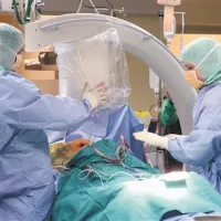 Čakanje na operacije v ortopediji je še vedno nedopustno dolgo