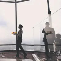 Med kosilom si lahko privoščite vrtoglavi razgled na Dubaj.