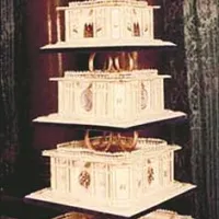 Košek poročne torte princa Charlesa in Diane so prodali za 212 evrov