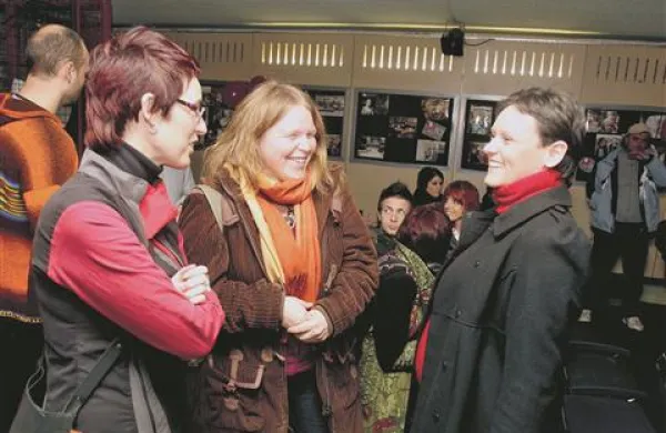 Tri vodje MC Podlaga (od leve) Nina Ukmar, Polona Rozman in Maja Sedmak Cvelbar med obujanjem spominov