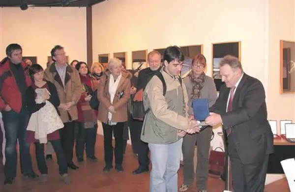 Predsednik  društva Jadran Hreščak (desno) je drugo nagrado po izboru sponzorja Pipistrel izročil Robertu Vieiri iz Brazilije. 