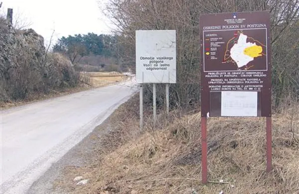 Med vajami na poligonu Poček (na fotografiji je vstop na vadišče pri Prestranku) že sedaj nastaja škoda na stanovanjskih in drugih objektih, pričakovati pa je, da se bo ta v novih razmerah le še povečevala, pravijo v civilni iniciativi Naša dolina