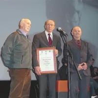 Starosta novoletnih srečanj Zdravko Likar je Gujonovo priznanje predal najstarejšima planincema  v  Benečiji