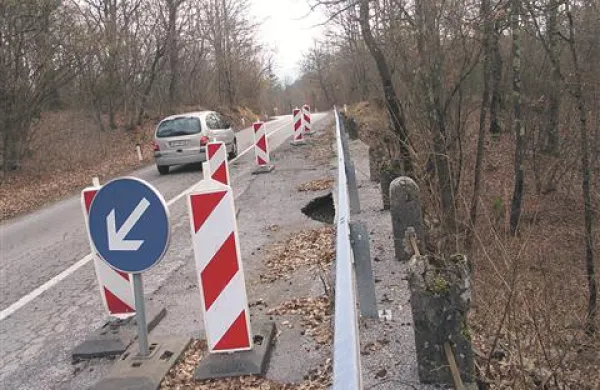 Udrtina na cesti v smeri proti Volčam