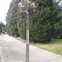 Takšna bronasta ulična svetilka po idejni zasnovi portoroškega arhitekta Eda Mihevca je za preprodajalce surovin  očitno veliko vredna.