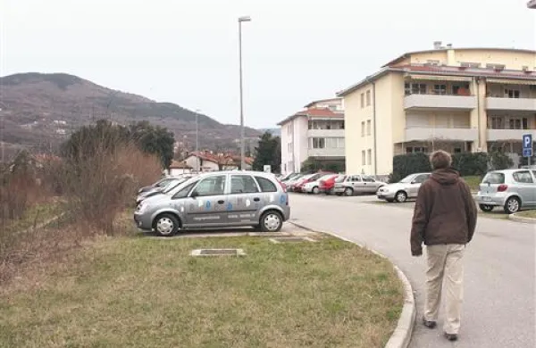 Stanovalci blokov na Ronketu že dolgo zahtevajo dovolj parkirišč. Občina bi jih uredila, podobno kot stanovalci pa  je proti temu, da bi ob njem gradili trgovski center
