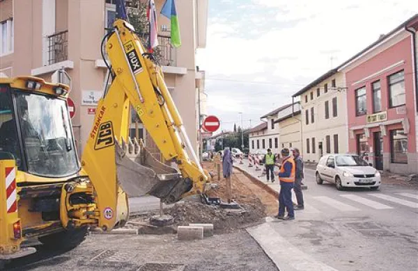 Gradbinci že pripravljajo podlago za tlakovanje pločnika v Cesti goriške fronte, nato pride na vrsto osrednji trg.