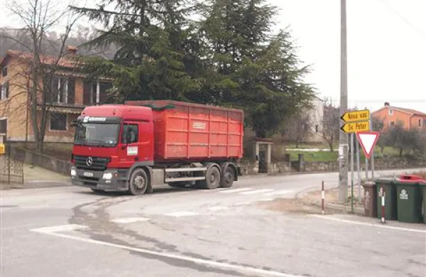 Od ponedeljka, ko  so zaprli deponijo v Dragonji, piranske smeti vozijo na različna odlagališča po Sloveniji.  Položnice za odvoz odpadkov za zdaj ostajajo nespremenjene.