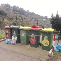 Primer enega od 205 ekoloških otokov v piranski občini, kamor ljudje nemarno odlagajo neločene smeti  