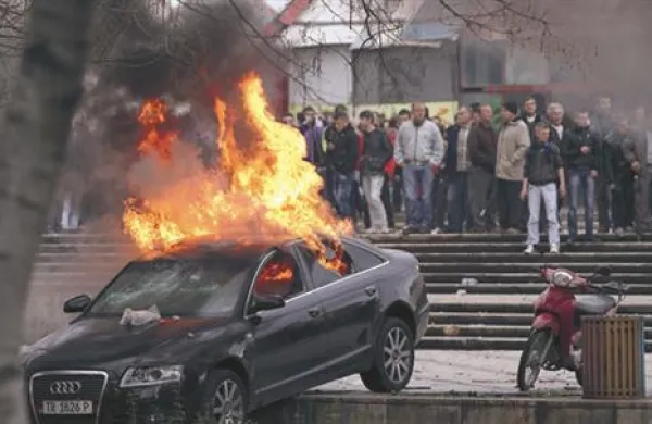 Protesti v Tirani so se sprevrgli v obračunavanje.