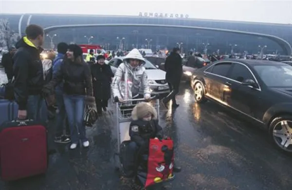  Vse lete iz Domodedova so po eksploziji preusmerili na drugi moskovski letališči Šeremetjevo in Vnukovo. 