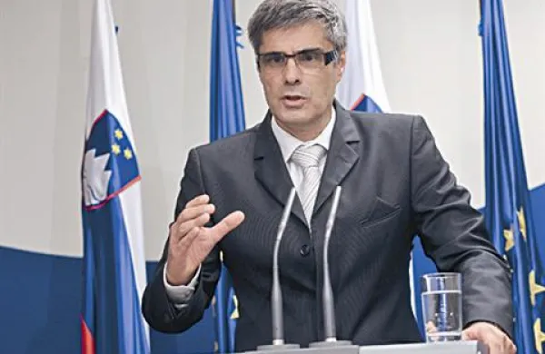 Minister Marušič se je minuli teden zavzel za spremembo zakonodaje, s katero bi omejili sklepanje pogodb s tistimi podjetji, katerih lastništvo ni jasno.