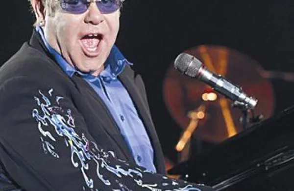 Elton John s partnerjem Davidom Furnishem, ki bo tudi sodeloval pri realizaciji filma.