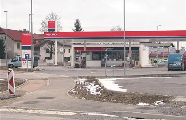 Po petih letih Pivčani zopet lahko napolnijo rezervoarje svojih vozil v domači občini.