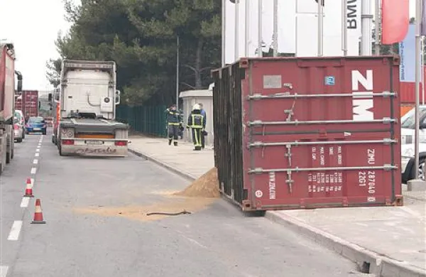 Na srečo na pločniku ni bilo nikogar.