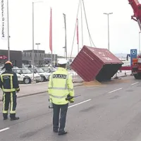 Prevrnjeni zabojnik so dvignili s posebnim dvigalom. 