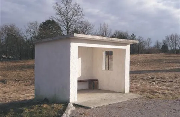 Domačini so kmalu prebelili čakalnico v Kosoveljah in zdaj na njej ni več sledi o grafitu