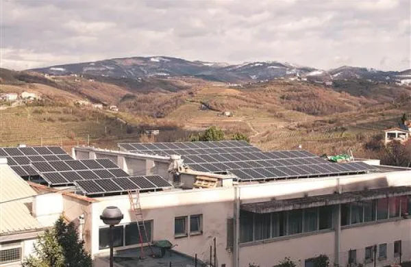 Streha šole na Dobrovem je tudi elektrarna. 