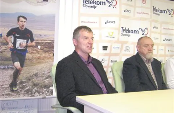 Direktor organizacijskega odbora Janko Humar (levo) in oče podbrškega maratona Jože Dakskobler, za njima plakat s posnetkom Mitje Kosovelja na SP v Angliji leta 2008