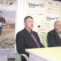 Direktor organizacijskega odbora Janko Humar (levo) in oče podbrškega maratona Jože Dakskobler, za njima plakat s posnetkom Mitje Kosovelja na SP v Angliji leta 2008