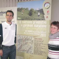 Mitja Kosovelj in Gorenjka Valerija Mrak, članica AD Posočje, zmagovalka lanskega, prvega državnega prvenstva v gorskem maratonu na progi štirih občin, na predstavitvi prvenstva