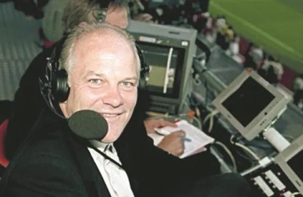 Andy Gray je menil, da je linijska sodnica “prikupna za pogledat”, dvomil pa je, da “sploh ve, kaj je prepovedani položaj”. 