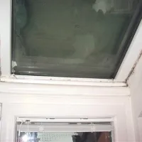 Na novih oknih se je  tako kopičil sneg, ki pa ga lastniki niso mogli odstraniti, saj se zgornji del oken ne odpira.