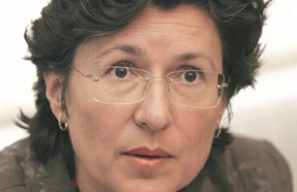    Nekdanja v. d. direktorice ZD Izola Gordana Kalan Živčec zanika navedbe svojega naslednika, da je imel ZD Izola ob primopredaji poslov izgubo.
