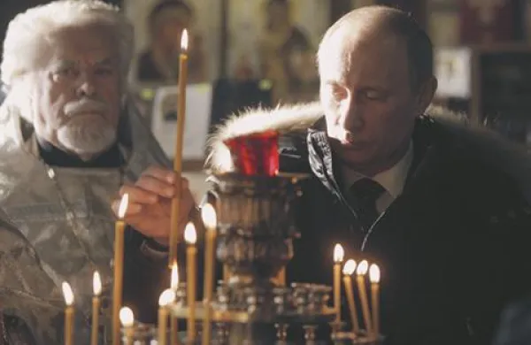 Ruski premier Vladimir Putin je danes dejal, da  ponedeljkov teroristični napad na moskovskem letališču Domodedovo najverjetneje ni povezan z dogajanjem v ruski republiki Čečeniji. Danes je bil v Moskvi tudi dan žalovanja za žrtvami napada. 