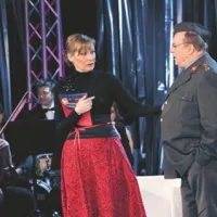 Voditeljica Nataša Benčič in gasilec Hinko (Gojmir Lešnjak Gojc)